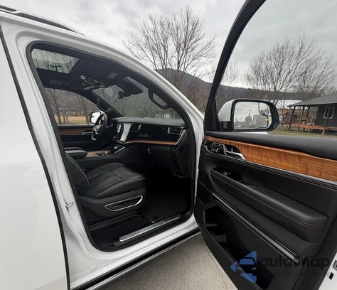 2022 Jeep Grand Wagoneer Series Iii 4X4 z USA, uszkodzony, nr VIN 1C4SJVGJ3NS165943